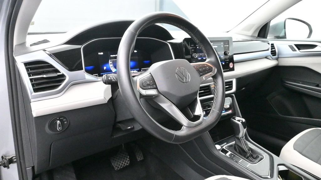 Used 2025 Volkswagen Taos SE FWD image 5