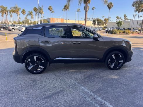 Certified 2025 Nissan Kicks SR FWD image 9