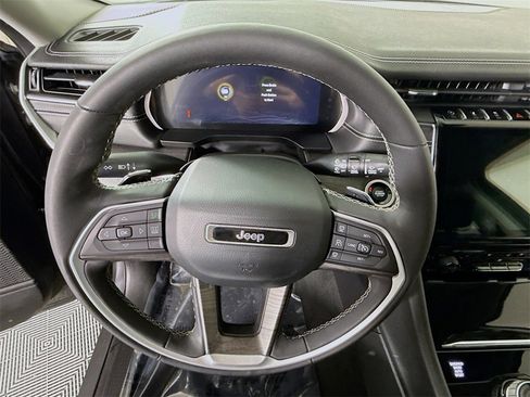 Used 2023 Jeep Grand Cherokee L Limited w/ Luxury Tech Group II image 21