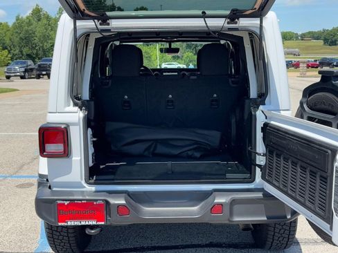 Used 2021 Jeep Wrangler Unlimited Sahara AWD/4WD image 7