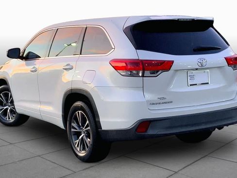 Used 2017 Toyota Highlander LE FWD image 12