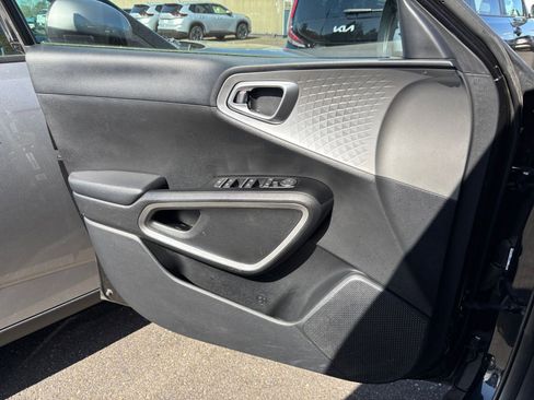 Used 2025 Kia Soul LX w/ LX Technology Package FWD image 18