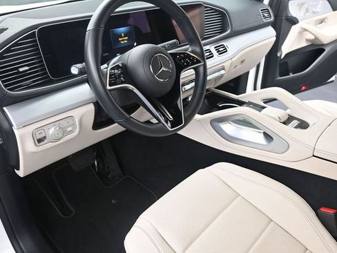 Used 2025 Mercedes-Benz GLS 450 4MATIC image 17