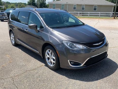 Used 2018 Chrysler Pacifica Touring-L Plus w/ Tire & Wheel Group FWD image 3