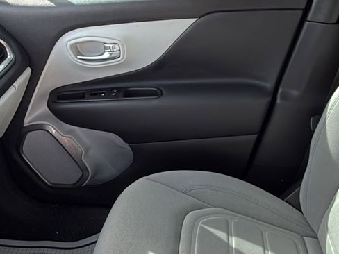 Used 2022 Jeep Renegade Latitude w/ Convenience Group image 21