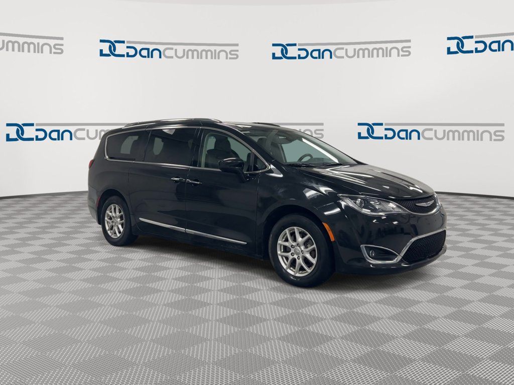 Used 2020 Chrysler Pacifica Touring-L FWD image 2