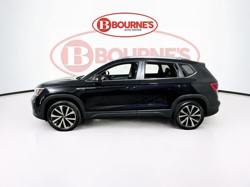 Used 2023 Volkswagen Taos SE w/ Panoramic Sunroof Package FWD image 8