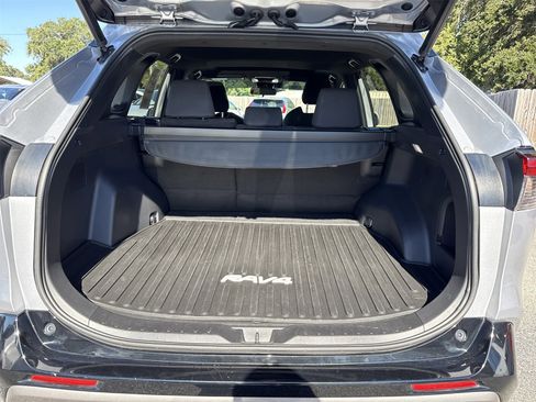 Used 2022 Toyota RAV4 SE w/ Convenience Package image 30