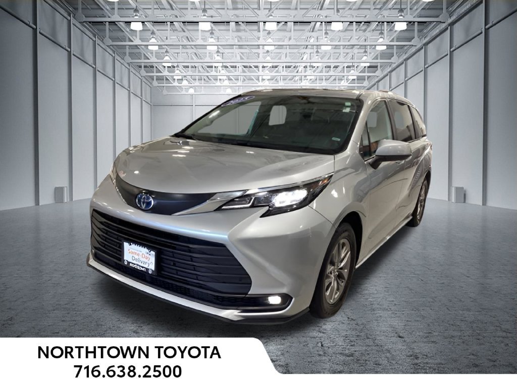 Used 2025 Toyota Sienna XLE FWD image 1
