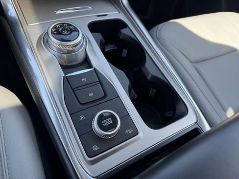 Used 2021 Ford Explorer XLT w/ Equipment Group 202A AWD/4WD image 18