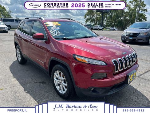 Used 2017 Jeep Cherokee Latitude w/ Cold Weather Group AWD/4WD image 1