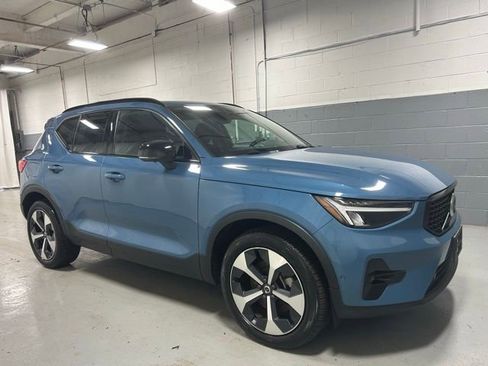 Used 2025 Volvo XC40 B5 Plus AWD/4WD image 3
