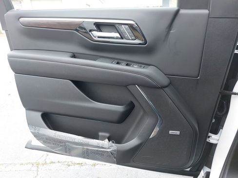 New 2025 Chevrolet Suburban Premier image 24