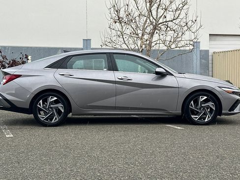 Used 2024 Hyundai Elantra SEL w/ Convenience Package image 3