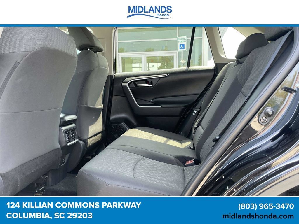 Used 2021 Toyota RAV4 XLE AWD/4WD image 9