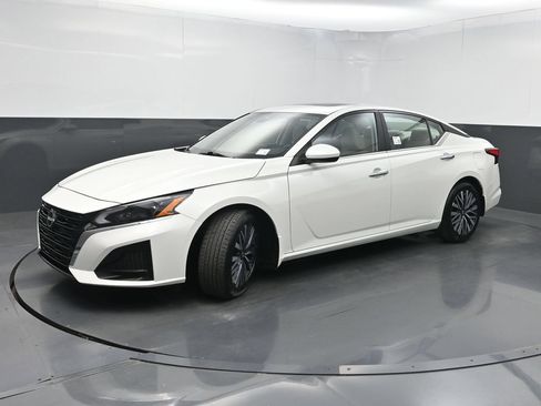 Used 2023 Nissan Altima 2.5 SV w/ SV Premium Package FWD image 23