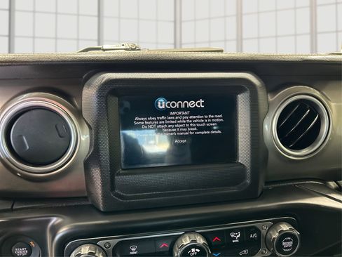 Used 2018 Jeep Wrangler Unlimited Sahara AWD/4WD image 12