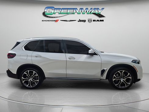 Used 2025 BMW X5 xDrive40i w/ Parking Assistance Package AWD/4WD image 4
