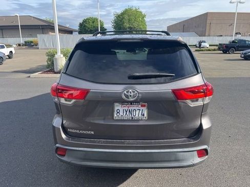 Used 2019 Toyota Highlander LE w/ Carpet Mat Package (TMS) image 6