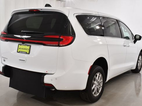 Used 2026 Chrysler Pacifica Select FWD image 13