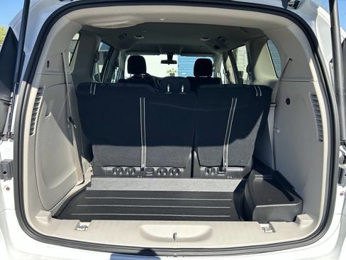 Used 2022 Chrysler Voyager LX image 10