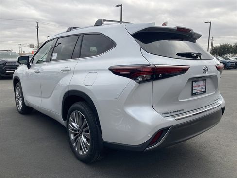 New 2026 Toyota Highlander Platinum image 8