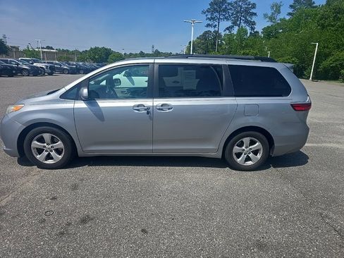 Used 2016 Toyota Sienna LE image 8