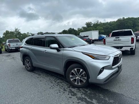Used 2022 Toyota Highlander XLE AWD/4WD image 1