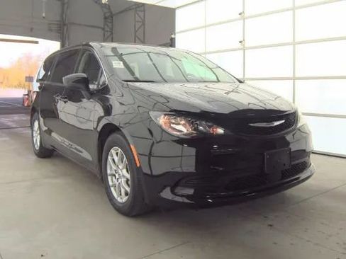 Used 2024 Chrysler Voyager LX FWD image 4