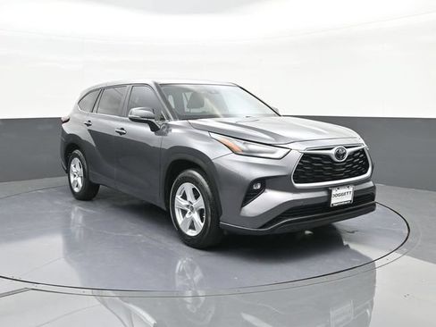 Used 2024 Toyota Highlander LE FWD image 21