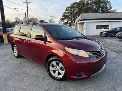 Used 2015 Toyota Sienna LE image 2