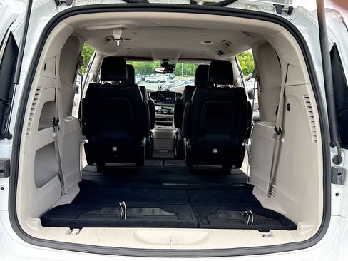 Used 2023 Chrysler Pacifica Touring-L FWD image 7