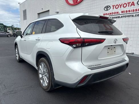 Used 2022 Toyota Highlander Limited FWD image 6