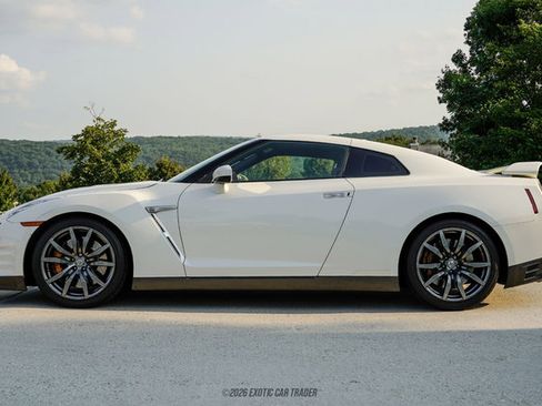 Used 2016 Nissan GT-R Premium AWD/4WD image 3