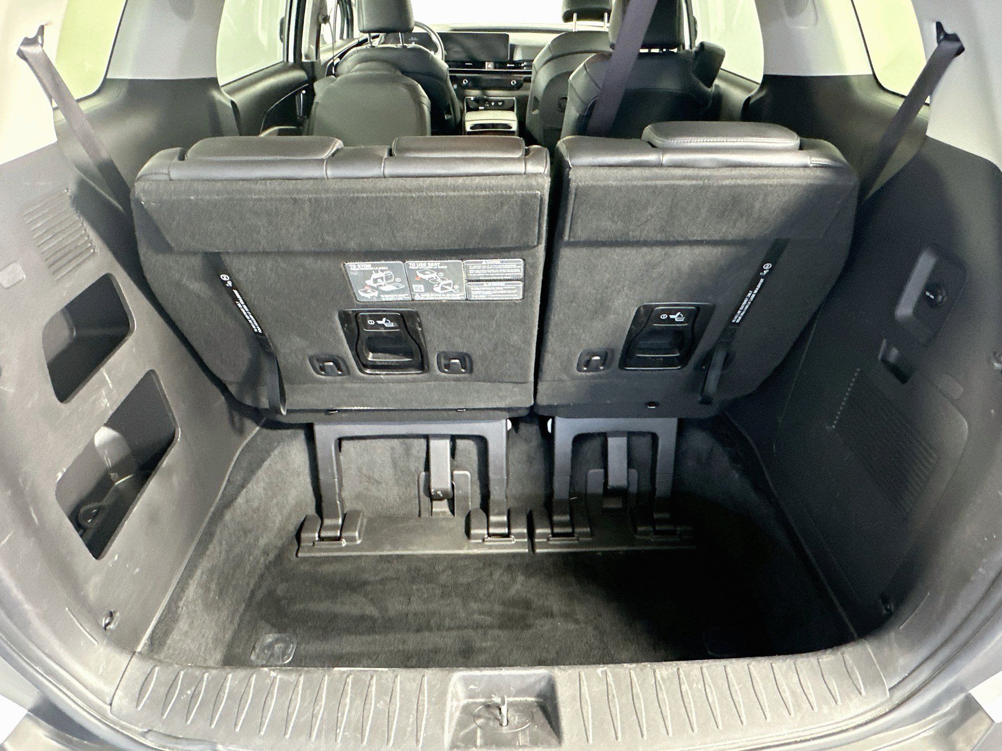 Used 2025 Kia Carnival FWD image 30