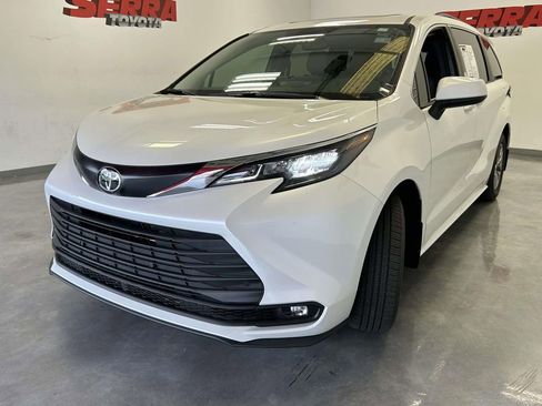 Used 2026 Toyota Sienna XLE FWD image 7