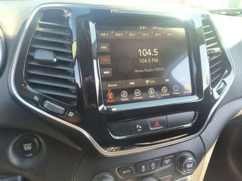 Used 2019 Jeep Cherokee Limited image 16