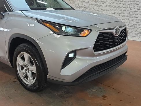 Used 2023 Toyota Highlander LE FWD image 7