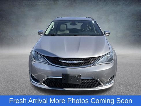 Used 2019 Chrysler Pacifica Limited FWD image 2