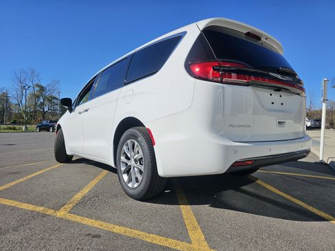 New 2026 Chrysler Pacifica Select image 4