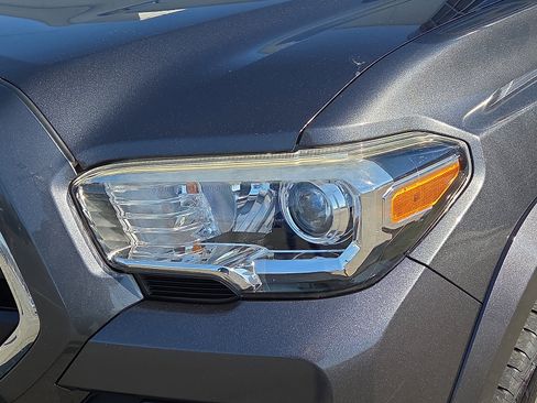 Used 2018 Toyota Tacoma SR5 image 9