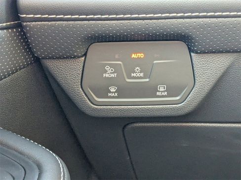 Used 2025 Volkswagen Atlas Cross Sport SE image 25