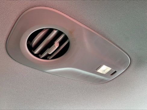 Used 2024 Chrysler Pacifica Touring-L image 33