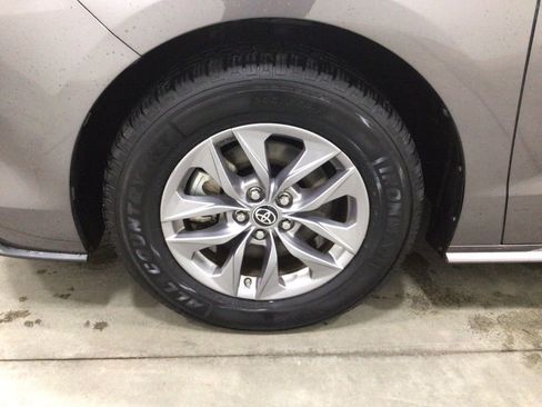 Used 2024 Toyota Sienna LE image 7