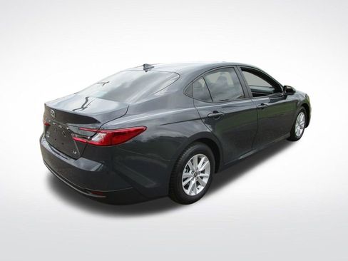 Used 2025 Toyota Camry LE image 7