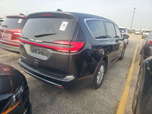 Used 2023 Chrysler Pacifica Touring-L FWD image 7