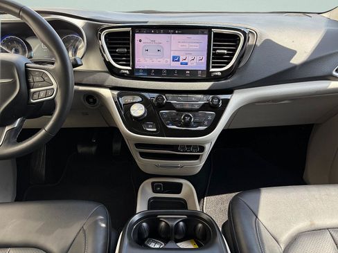 Used 2024 Chrysler Pacifica Touring-L FWD image 34