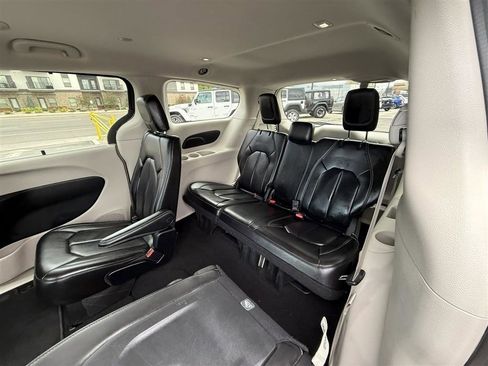 Used 2023 Chrysler Pacifica Touring-L FWD image 17