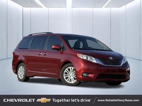 Used 2017 Toyota Sienna XLE image 1