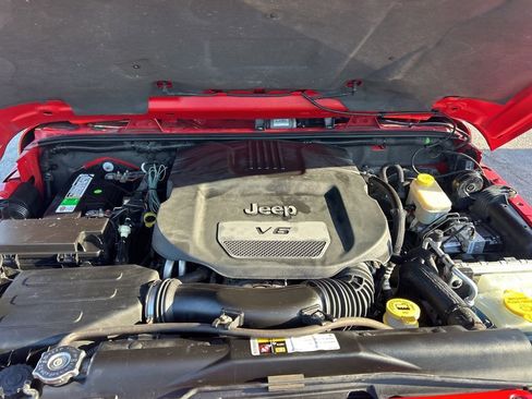 Used 2014 Jeep Wrangler Unlimited Sport w/ Connectivity Group image 15